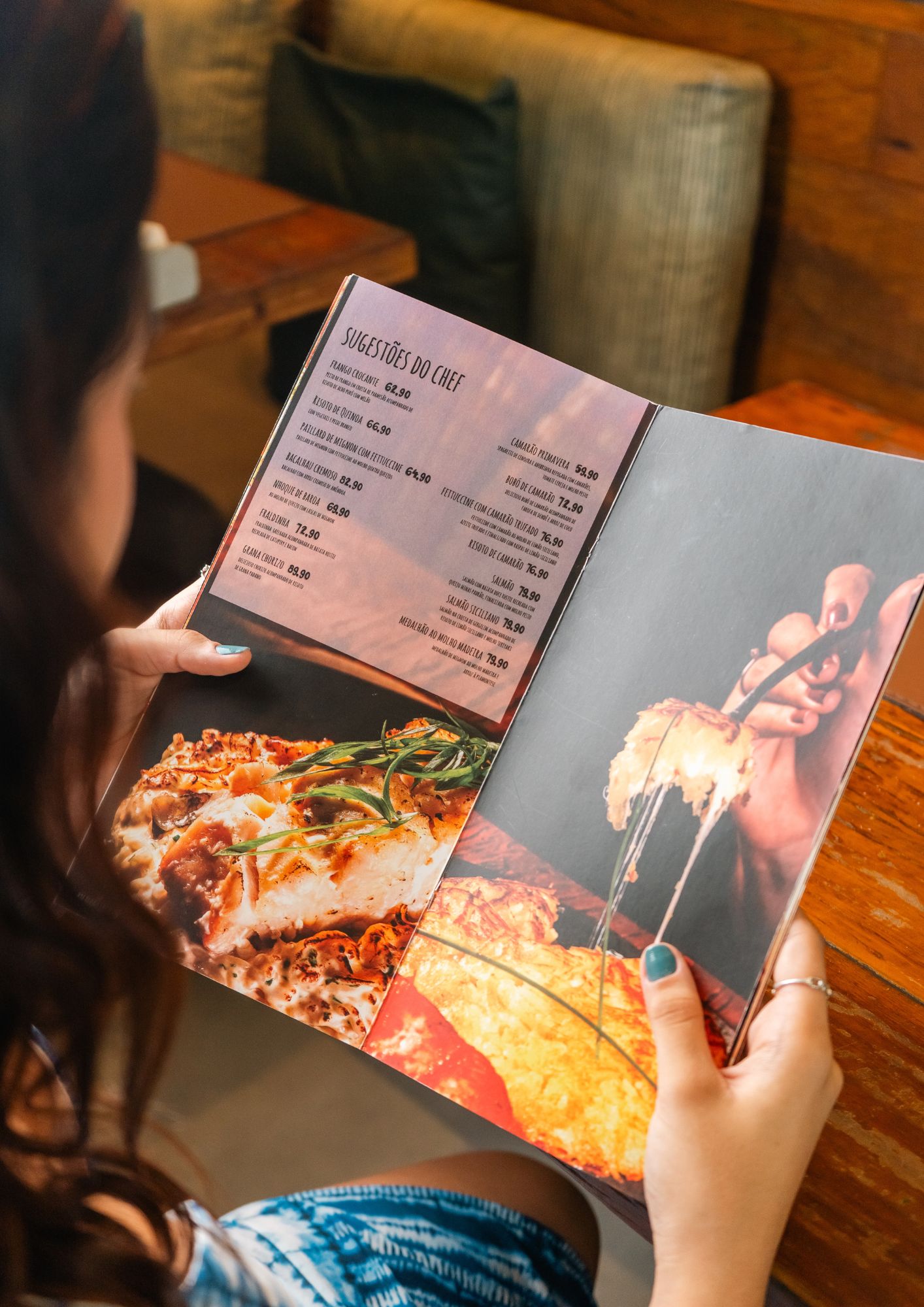 Mulher vendo cardapio
